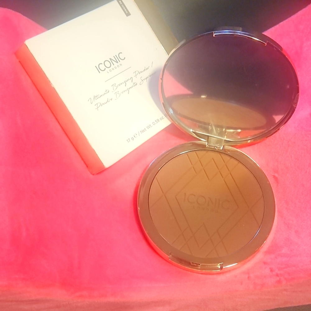 Iconic bronzing powder